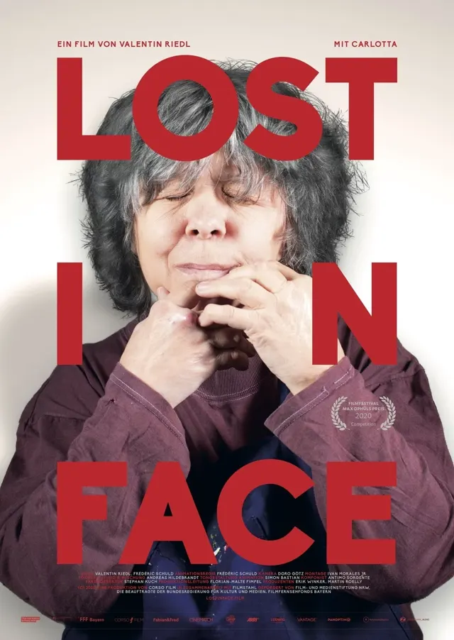 Filmplakat von Lost in Face: Porträt einer Frau mit geschlossenen Augen, darüber der Titel in roten Buchstaben